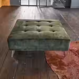 Der KAWOLA Hocker WIOLO aus elegantem Samt ist mit seiner Mischung aus klassischer Eleganz und modernem Design ein unverzichtbares Must-Have für jedes Wohnzimmer. Das weiche Polster macht den Hocke...