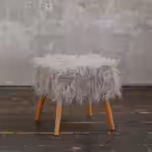 Der KAWOLA Hocker FYNN mit Kunstfellbezug ist mit seinem modernen Design ein unverzichtbares Must-Have. Der Hocker kann als bequeme Sitzgelegenheit oder dekoratives Wohnaccessoire genutzt werden